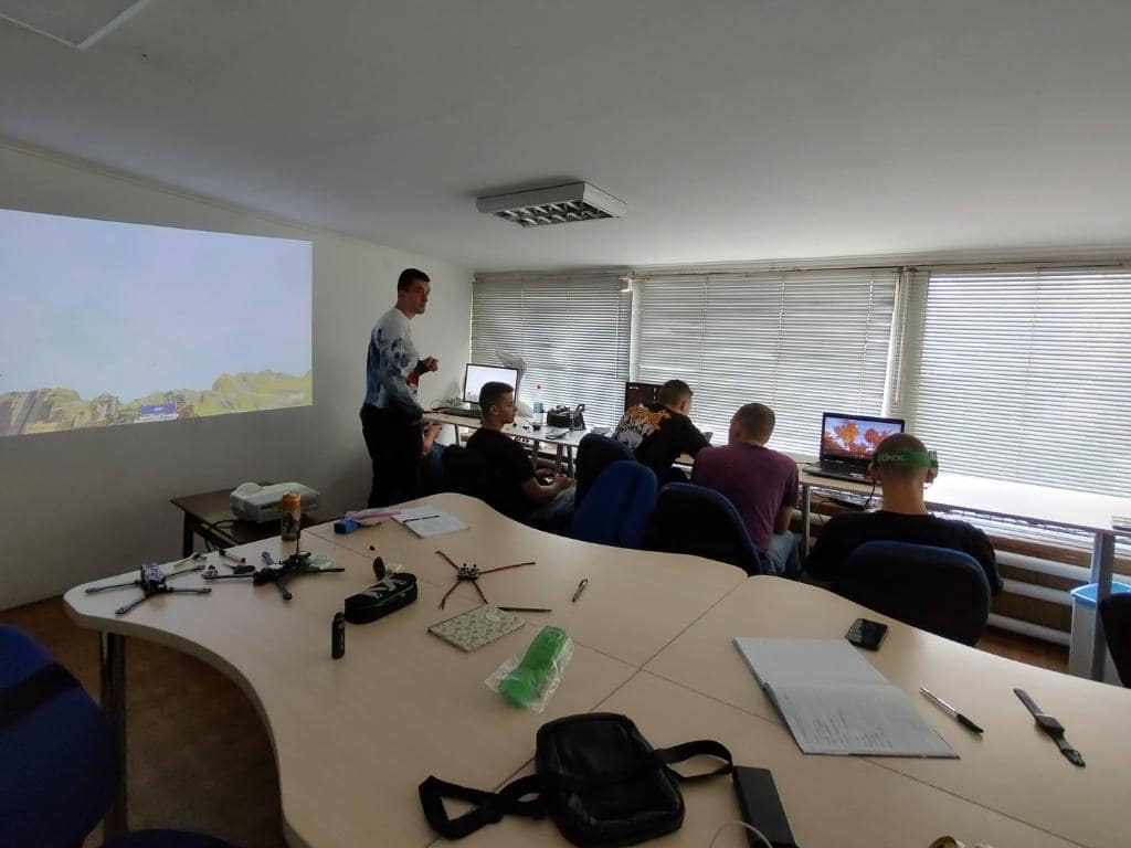 Заняття з теорії FPV — інструктор веде урок