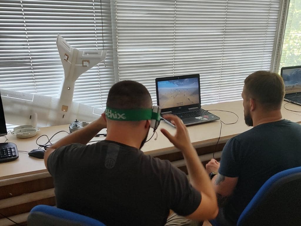 Курсант тренується в FPV-окулярах на симуляторі